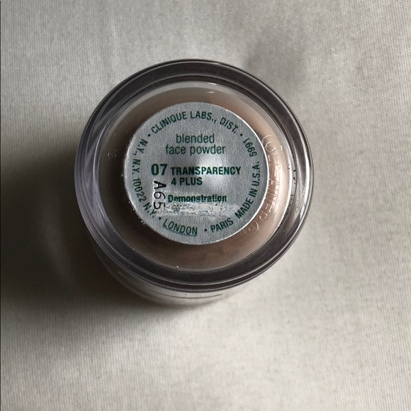 New Clinique blended face powder - Picture 4 of 5